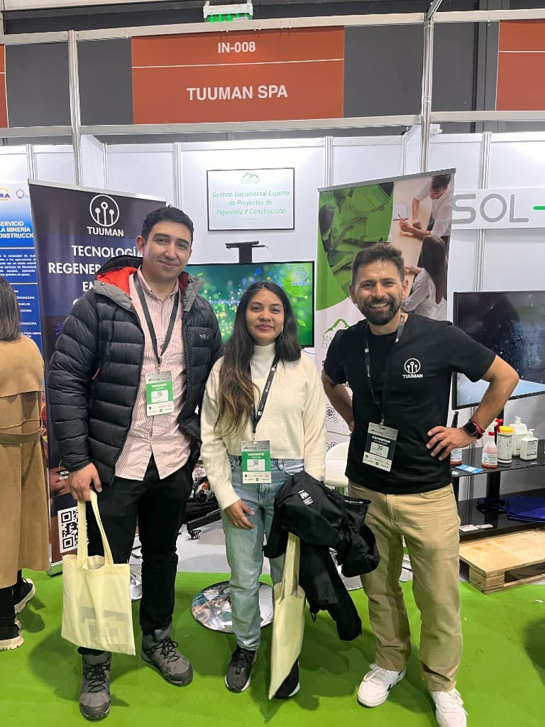 Equipo TUUMAN en el stand IN-008 durante EXPOMIN 2025, Santiago