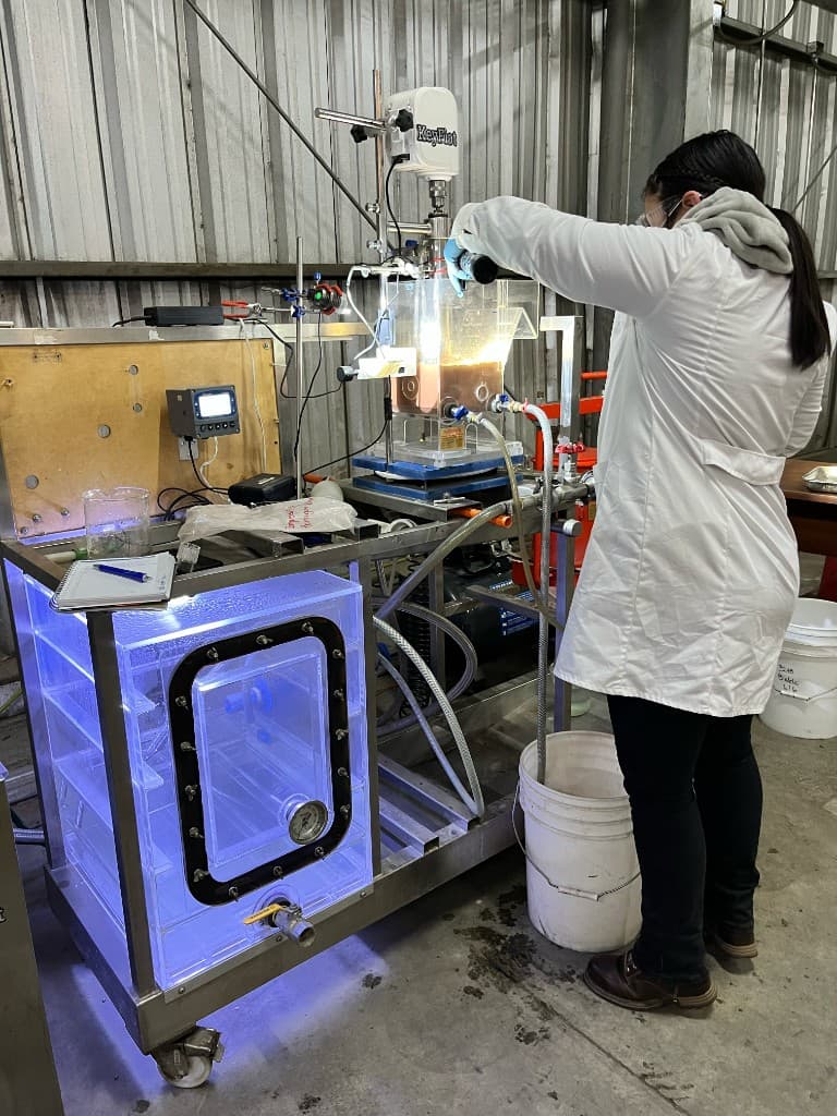 Planta piloto de flotación por nanoburbujas (KeyFlot) en Keyprocess, Valparaíso — operadora cargando muestra en el reactor
