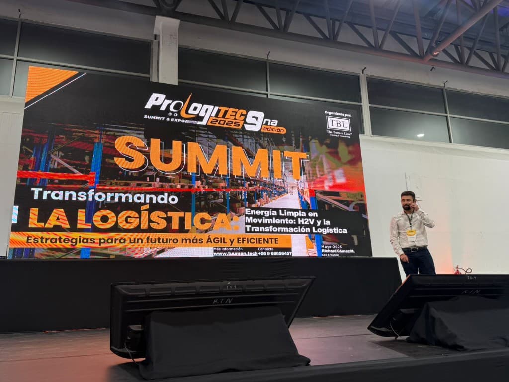 Richard Gómez-Medina como speaker en el Summit ProLogiTEC 2025, charla sobre hidrógeno verde y logística, Guayaquil