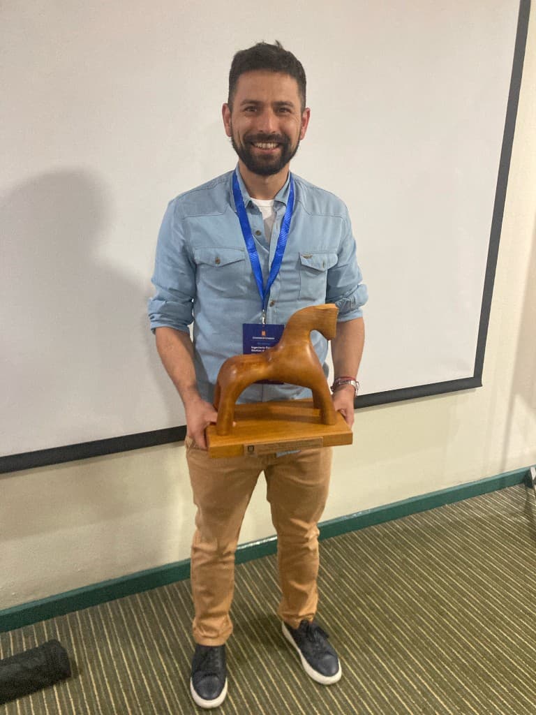 Richard Gómez-Medina recibiendo reconocimiento en el Workshop de Ingeniería Física y Gestión Ambiental, Universidad de Concepción